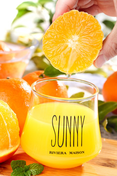 板子上放着一杯橙汁