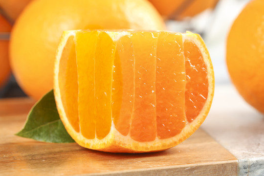 板子上的橘子