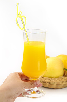 杯子里装着芒果汁
