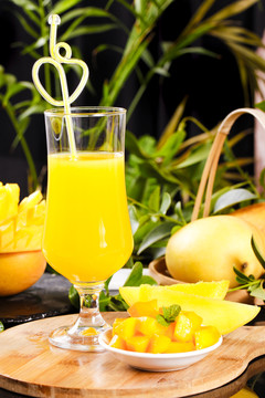 杯子里装着芒果的果汁