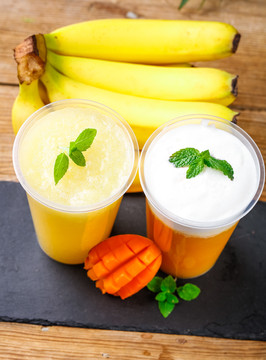 杯子里装着香蕉果汁和芒果果汁