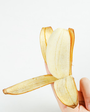 手里削开皮的苹果蕉