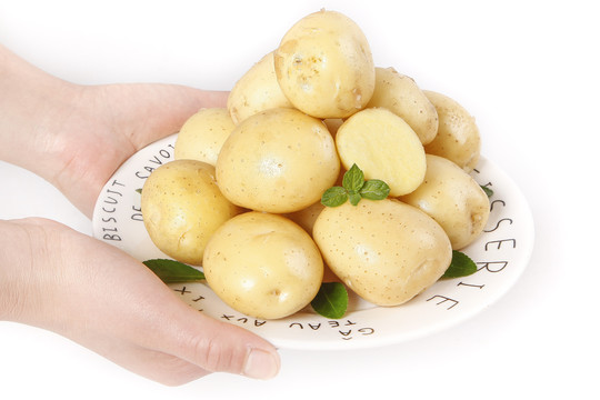 盘子里装着土豆