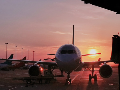 西宁机场飞行区夕阳飞机航班