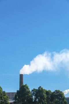 烟囱气体排放和天空