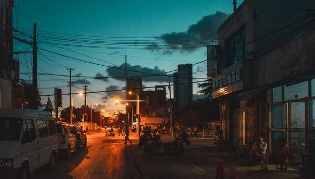 小镇街头夜景