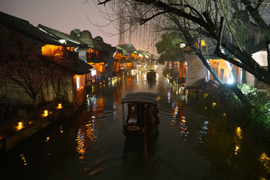 江南水乡乌镇西栅的夜景灯光