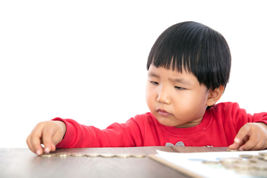 正在摆弄欧元硬币的黄皮肤小女孩