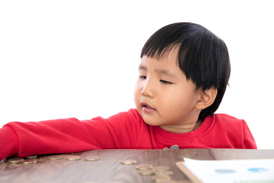 正在摆弄欧元硬币的黄皮肤小女孩