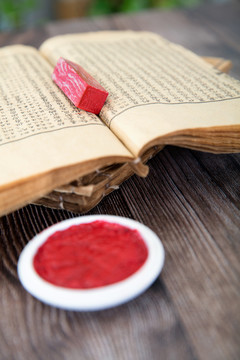 古旧书籍和印章及一盒红色印泥