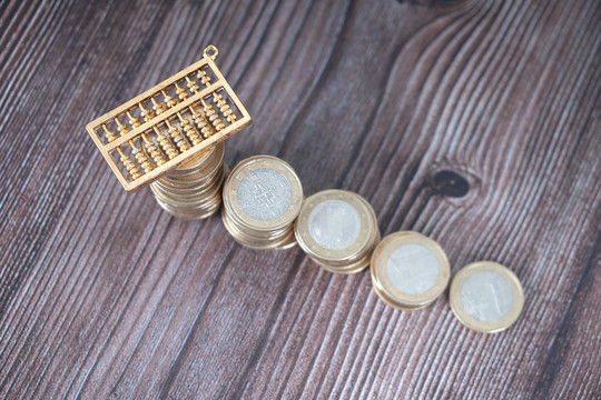 递减的欧元硬币和金色的小算珠