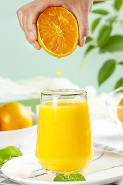 浅底上放着一杯夏橙果汁