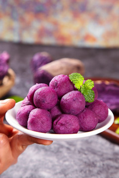 盘子里的紫薯地瓜丸