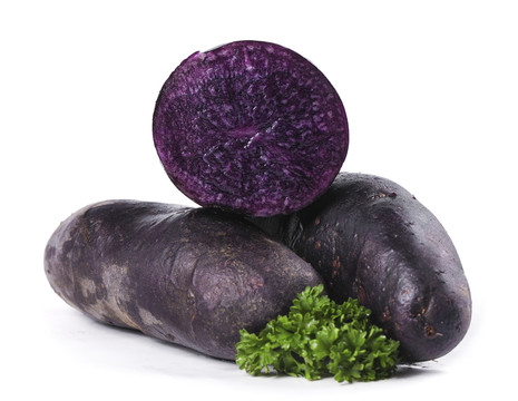 白底上摆放着紫色土豆