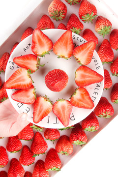 盘子里装着奶油草莓