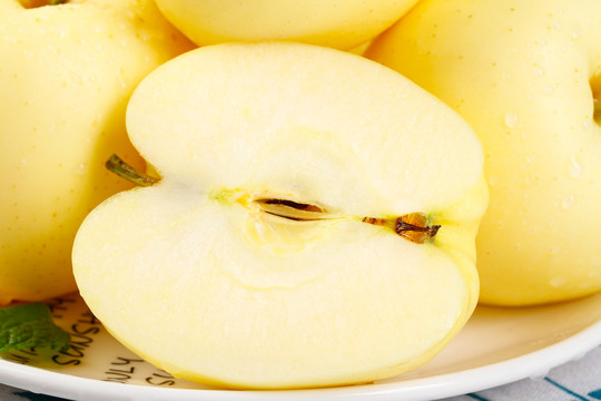 盘子里装着黄香蕉苹果
