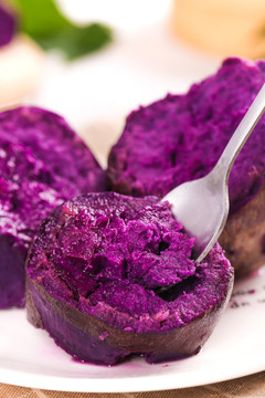 勺子上的紫心番薯