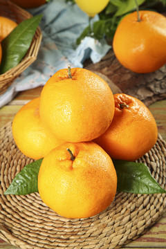 垫子上的春见柑橘