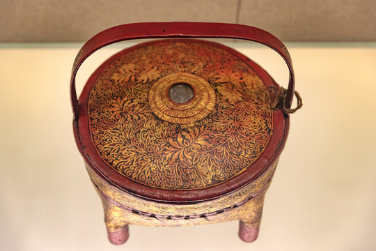 藏族描金彩漆花卉纹提篮
