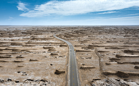 中国青海省海西州雅丹地貌公路