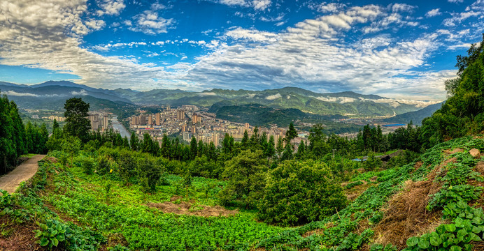 荥经县城全景