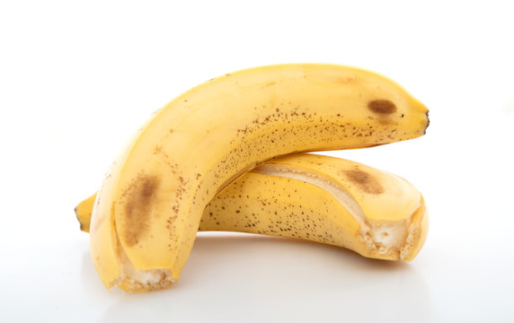 白背景上两个熟透的香蕉
