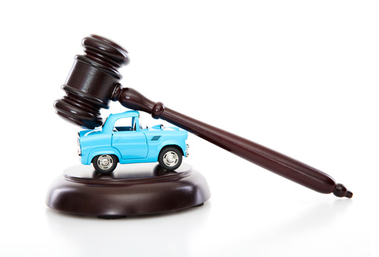 白背景上的法院法锤和小汽车模型