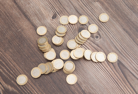 俯视桌子上一堆欧元硬币