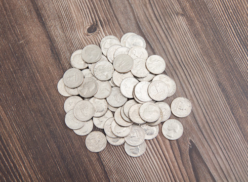 俯视桌子上一堆美元硬币