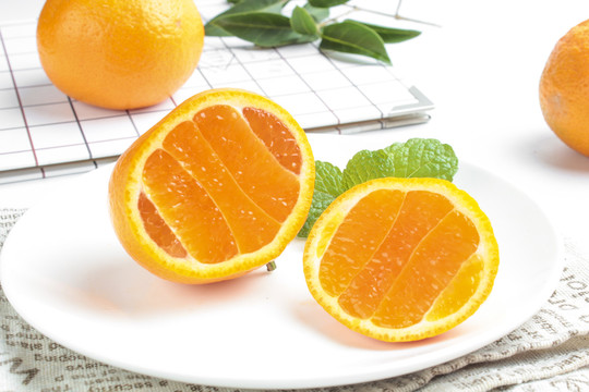 盘子里的椪柑橘