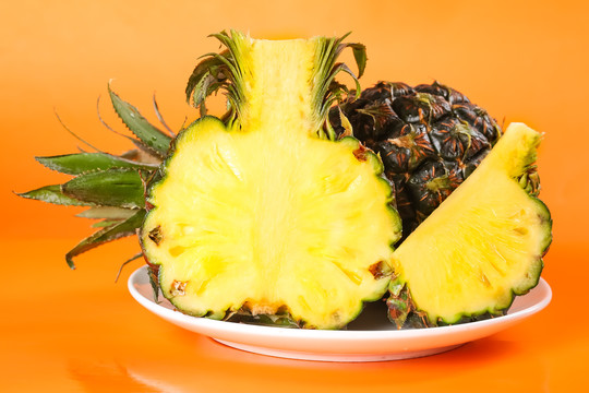 黄底上的泰国迷你小菠萝