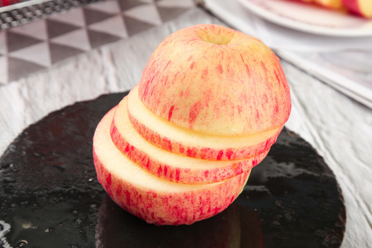 黑石板上的洛川红富士苹果