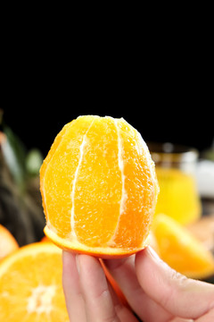 手里拿着新鲜橙子