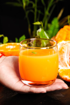 杯子里装着丑橘榨的果汁