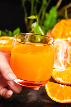 杯子里装着丑橘榨的果汁