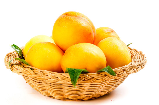 篮子里装着新鲜黄油桃