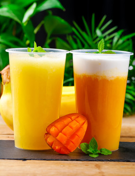 杯子里装着香蕉果汁和芒果果汁