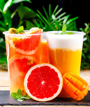 杯子里装着西柚果汁和芒果果汁