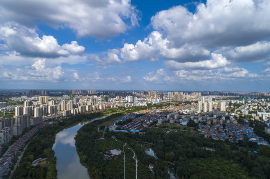 江苏淮安蓝天白云下的运河城市