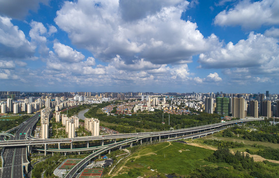 江苏淮安蓝天白云下的运河城市