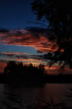 夕阳晚霞和湖水