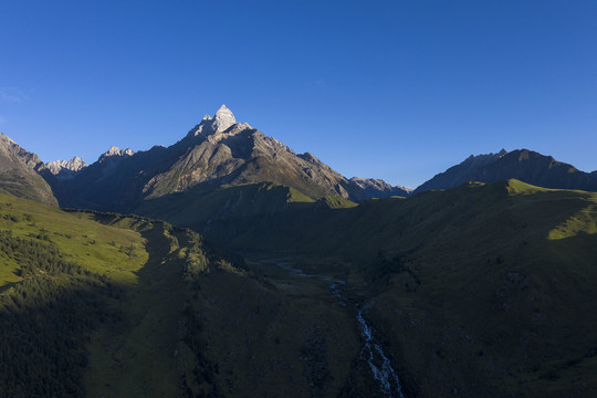 格聂神山风光