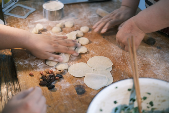 包饺子