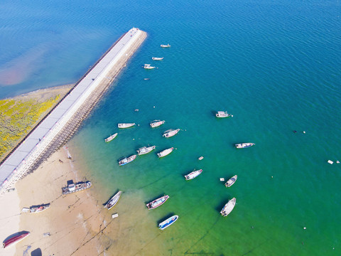 航拍厦门环东海域沙滩和渔船