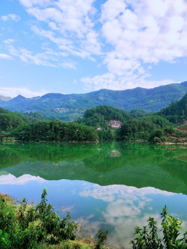湖水倒影