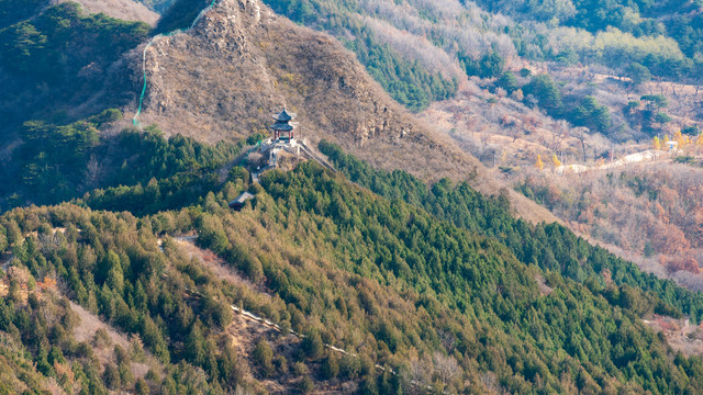 北京怀柔红螺山山间的亭子