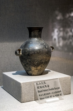 龙山文化黑陶双耳壶
