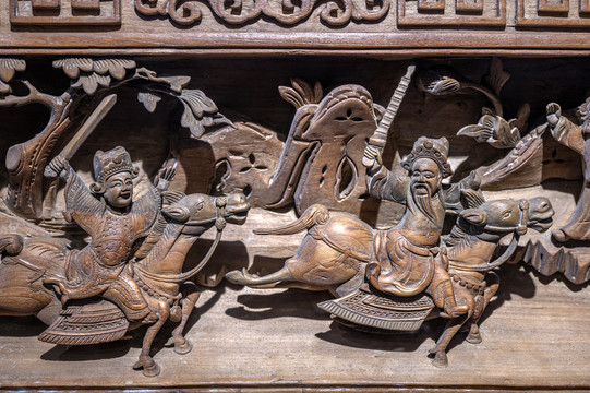 中式古董家具上的人物木雕