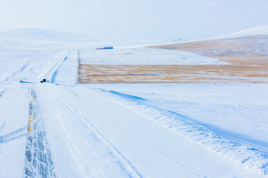 冬季草原白雪公路