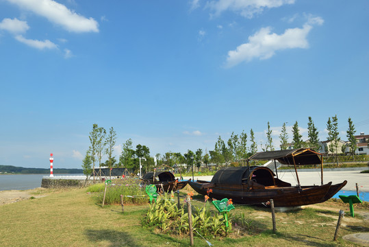 长江边上公园小木船